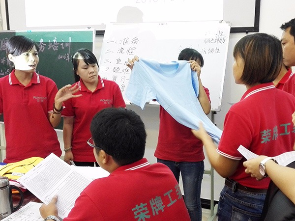 lewin乐玩员工培训现场